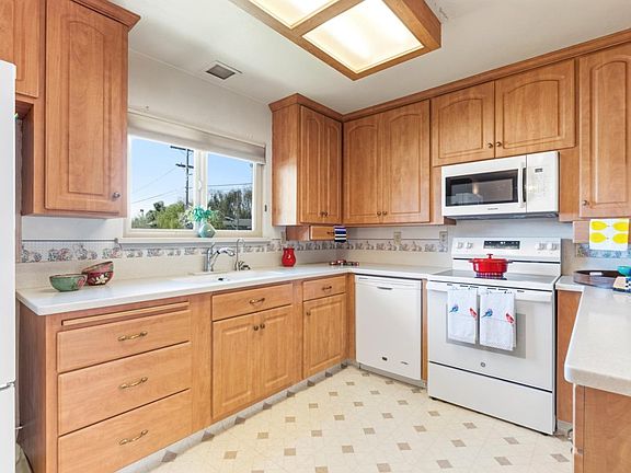 4th image of 1069 University Ave