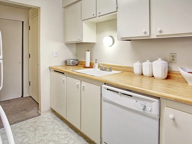 Lakeside Apartments — Photo 6