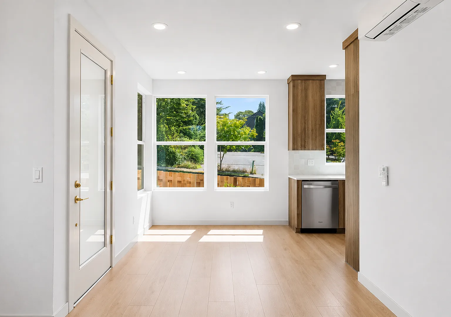 L0676 - SE Morrison Triplex — Photo 1