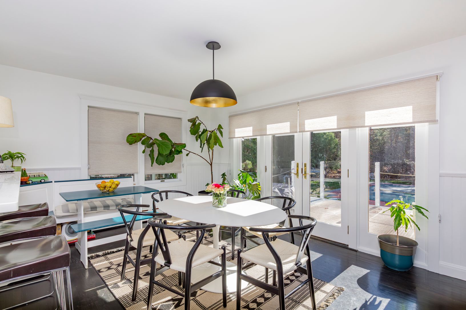  Dining with breakfast nook