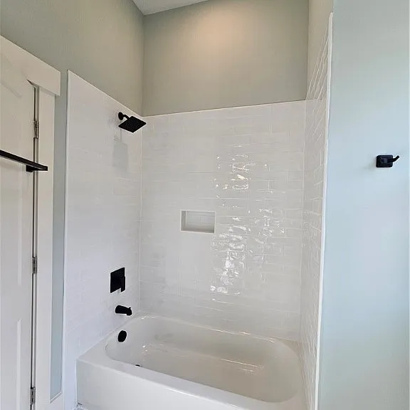 521 W 38th St — Photo 27