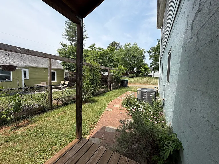 1500 Meridian St — Photo 8