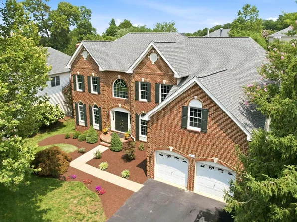 19704 Stanford Hall Pl, Ashburn, VA 20147