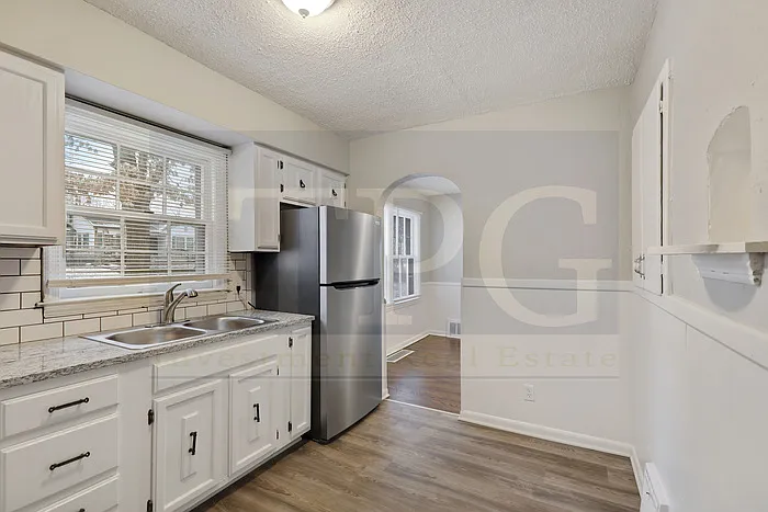 3 bed, 1.0 bath, 1172 sqft, $1,745 — Photo 2