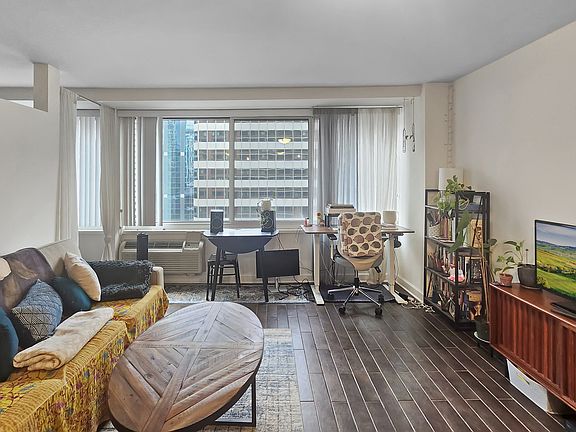 3rd image of 211 E Ohio St APT 1505