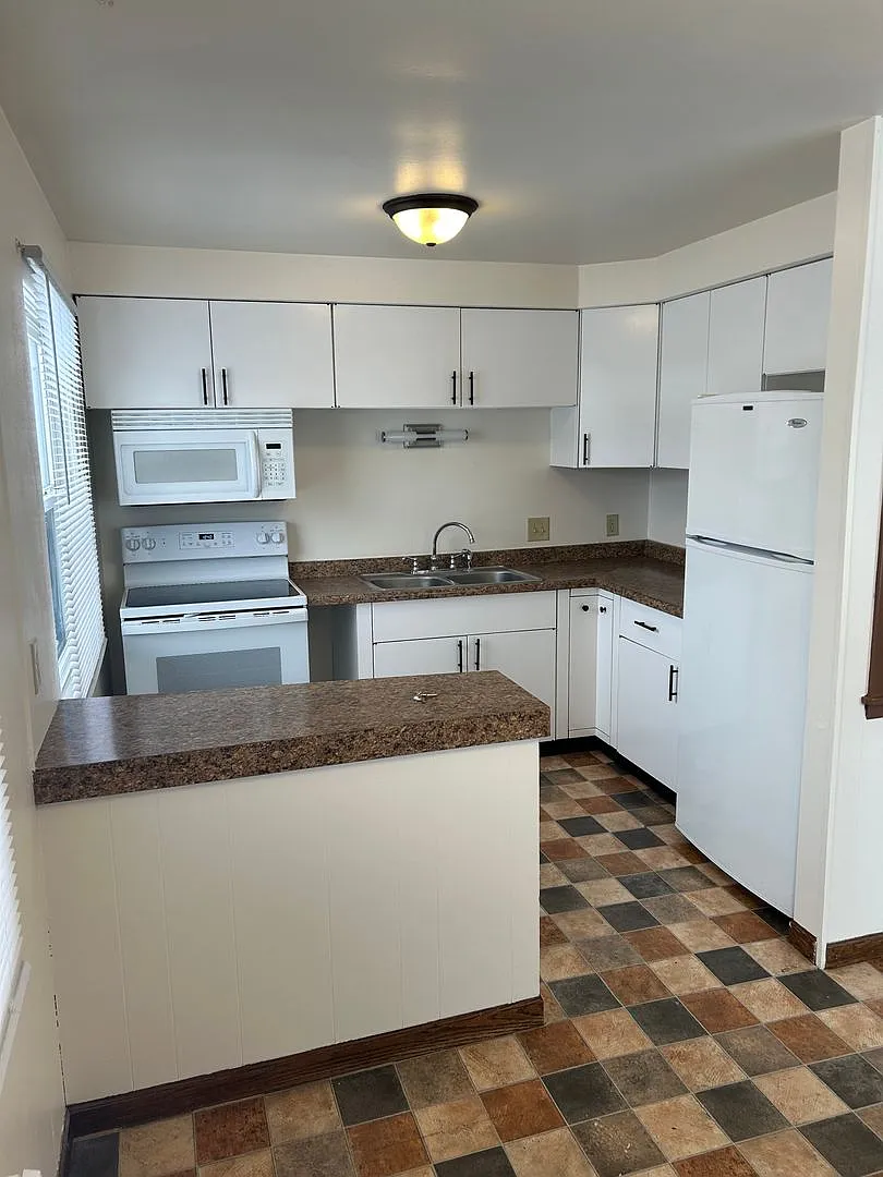 1024 Hunt Ave 2 bed 1 bath — Photo 1