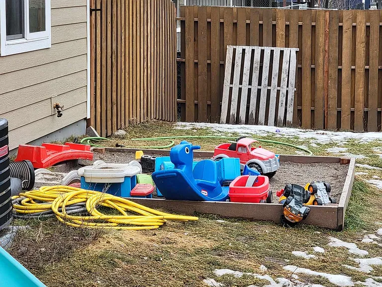 110 Bernie Rd — Photo 37