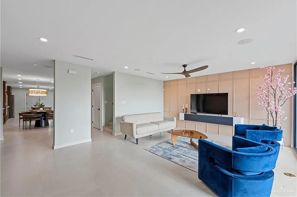 3 bed, 3.5 bath, 2600 sqft, $3,700 — Photo 3