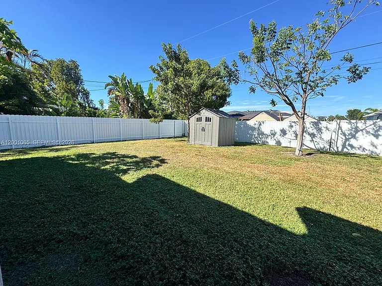 209 SE 26th Ter — Photo 4
