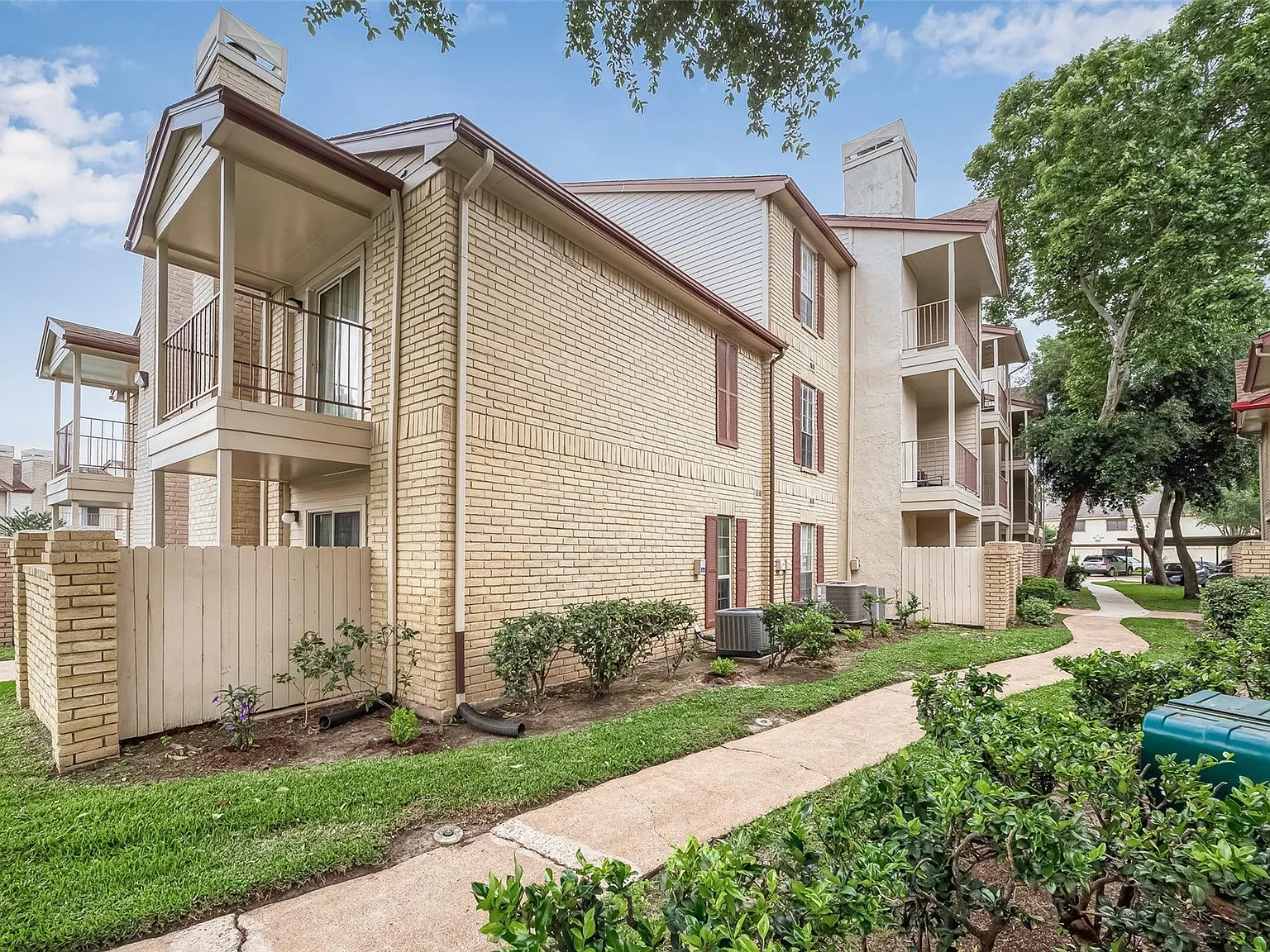 1 bed, 1.0 bath, 588 sqft, $1,050 — Photo 3