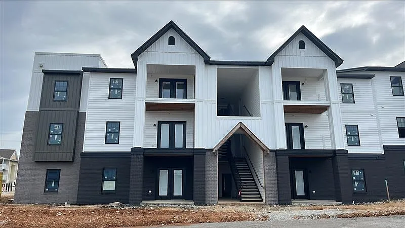 Oakwood Landings - 5131-104 — Photo 3