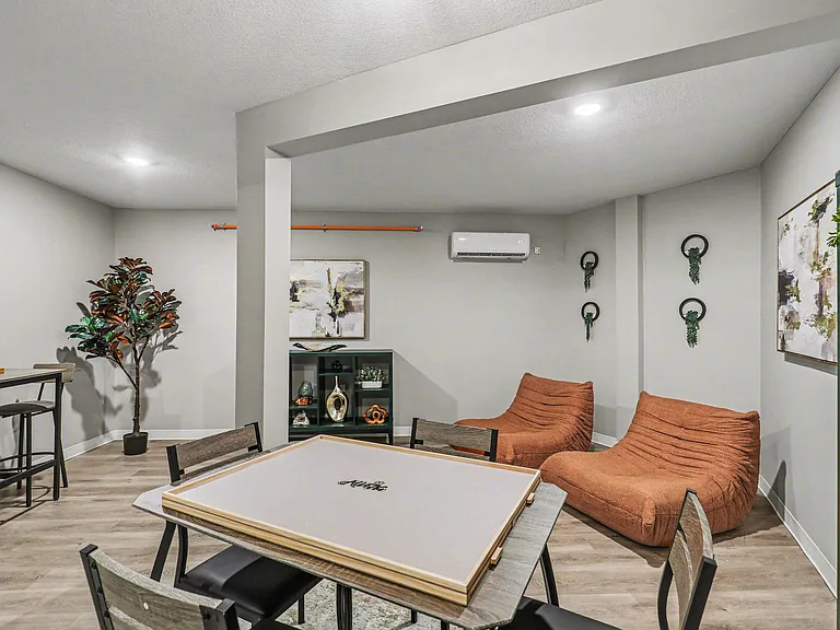 Mayfair Apartments — Photo 32