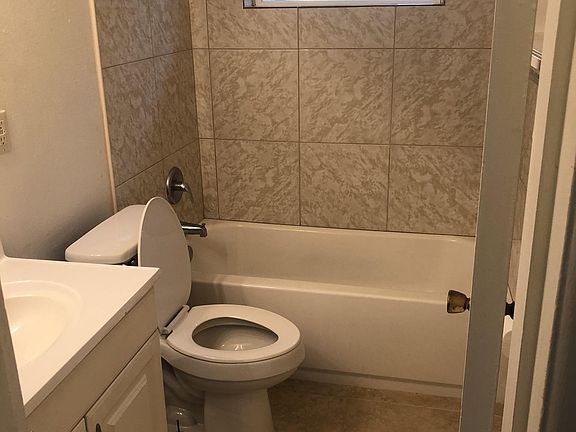 4th image of 17 Essex Dr