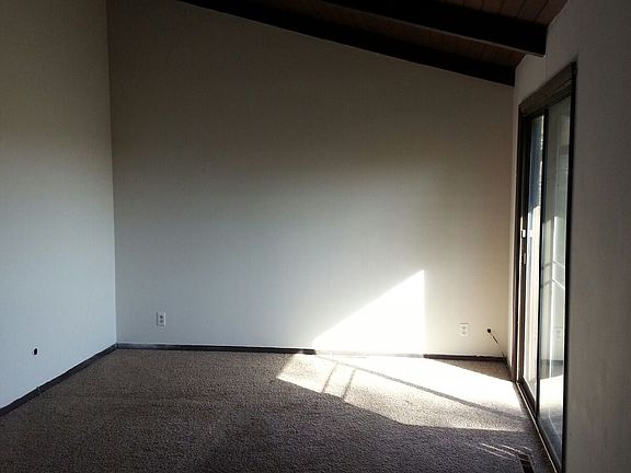 4th image of 561 Rosanne Ln
