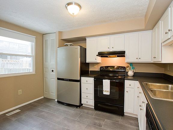 3rd image of 7807 Fairborn Ct
