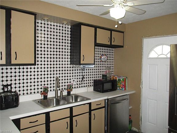 3rd image of 852 Sandalwood Dr