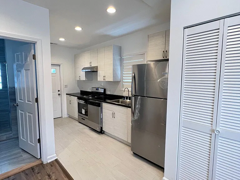 2717 W Saint Helen St #2 — Photo 9