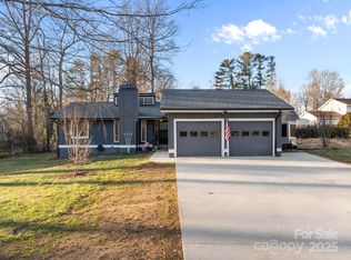 17 Berry Ln, Fletcher, NC 28732