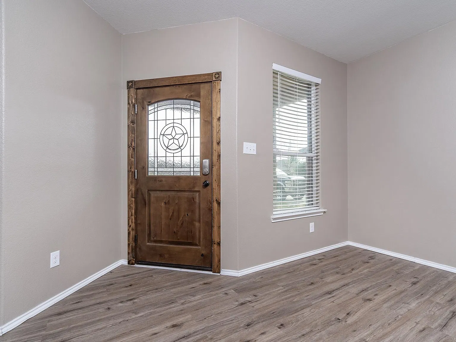 5 bed, 3.0 bath, 2758 sqft, $2,450 — Photo 4