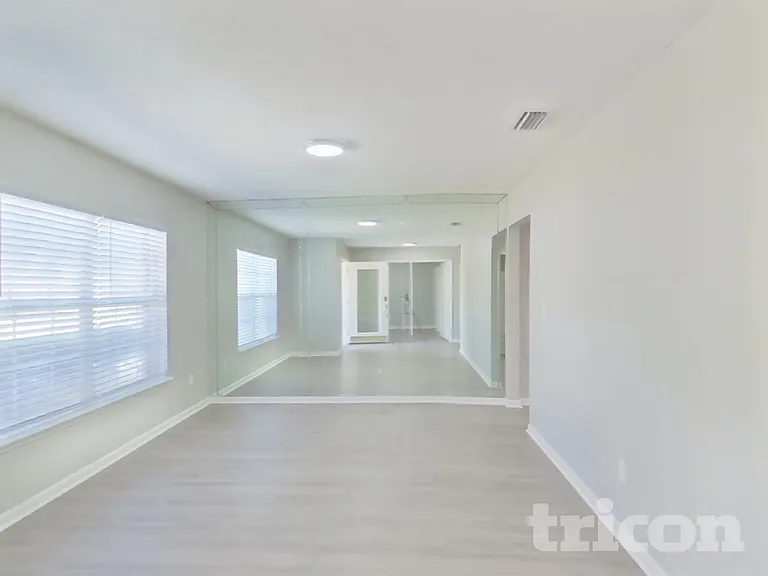 6676 Southern Oaks Dr — Photo 5