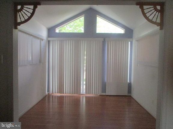 5th image of 8 Rader Ct
