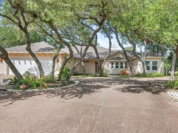 212 Champions Dr, Rockport, TX 78382