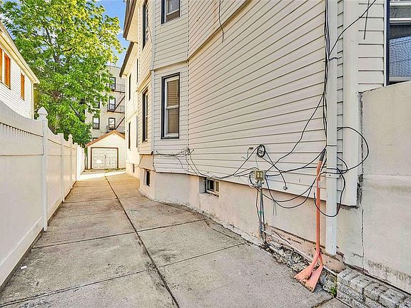 5th image of 10322 123rd St