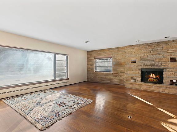 4th image of 2136 Linden Ln