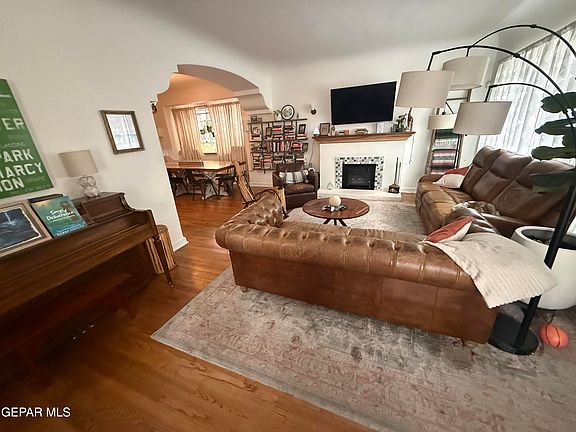 2nd image of 913 E Nevada Ave