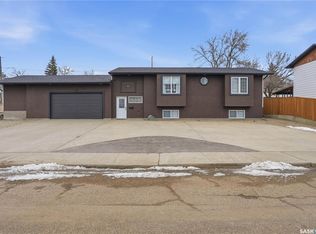 1068 Athabasca St W, Moose Jaw, SK S6H2E6