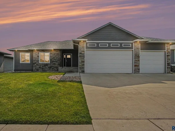 7904 S Pinewood Ave, Sioux Falls, SD 57108