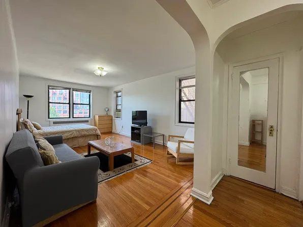 69-40 Yellowstone Boulevard image 2 of 14