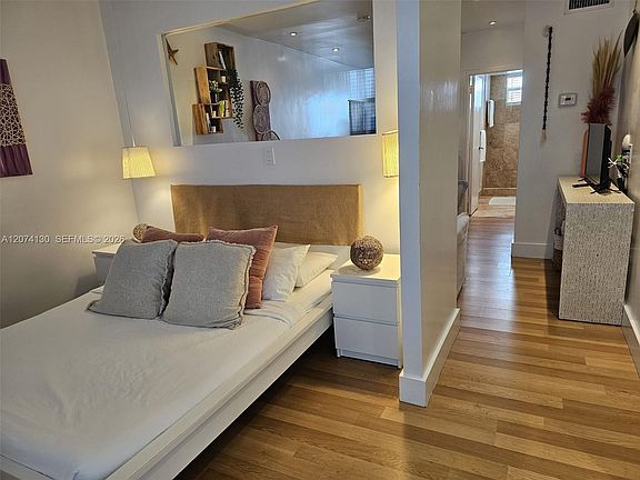 3rd image of 751 Collins Ave #2