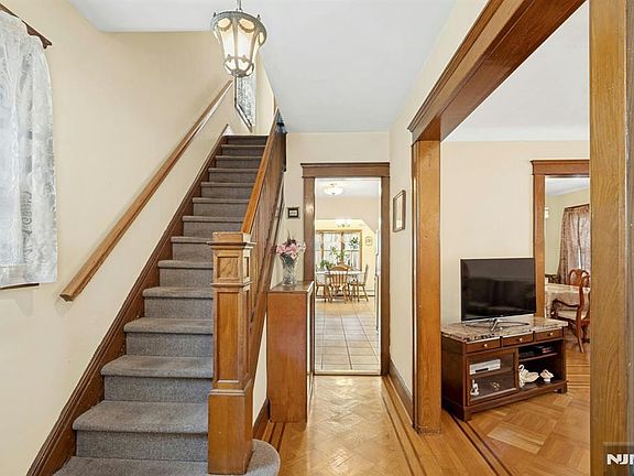 4th image of 520 Dewey Ave