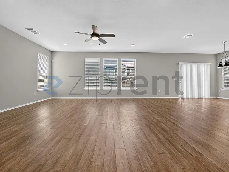536 Ayinger Ln — Photo 4