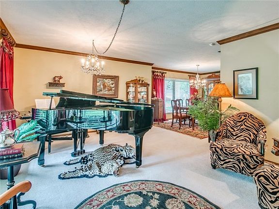 5th image of 3001 Oakridge Dr