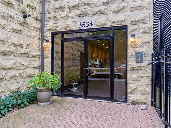 2nd image of 3534 N Hermitage Ave #303