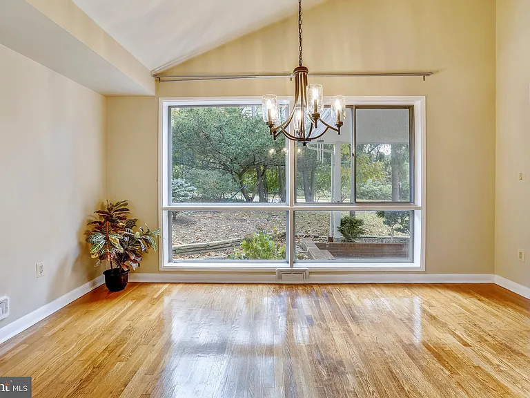 6048 Rossmore Dr — Photo 5