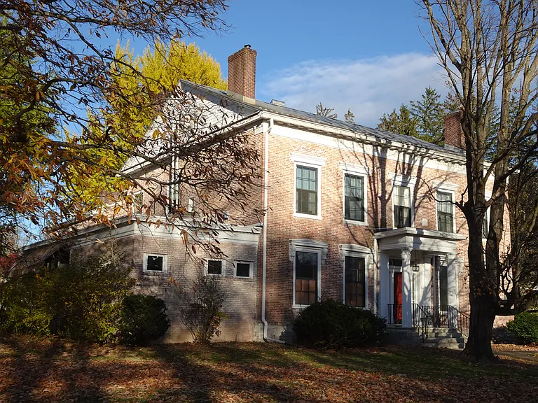 Main House, coin Laundry in Basement