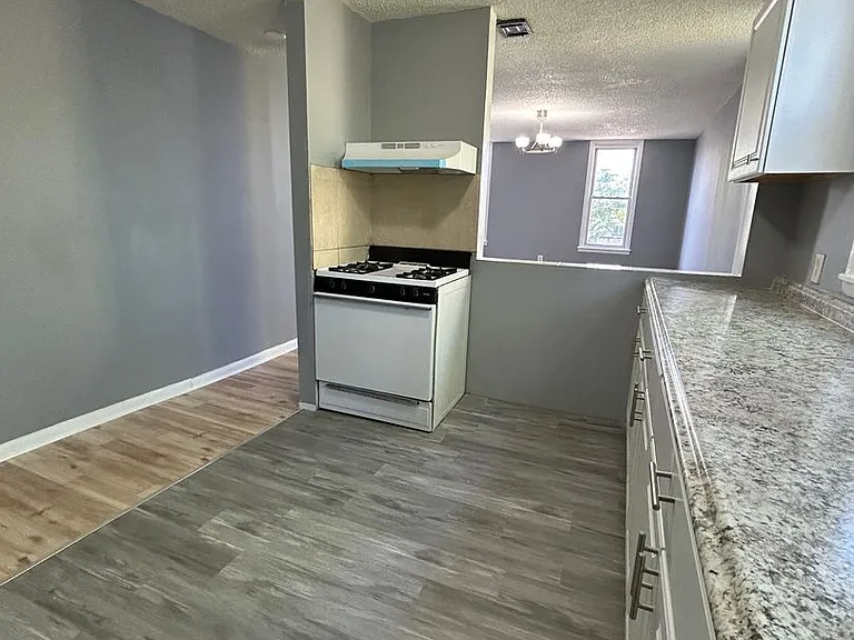 1458 Kenwood Ave — Photo 5