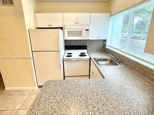 7626 NE 6th Ct, Miami, FL
