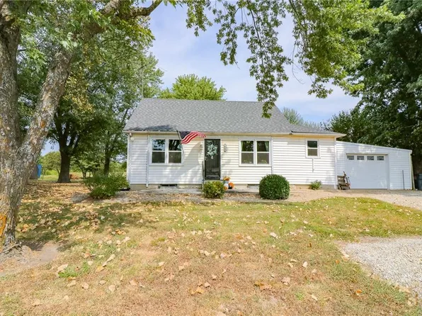 606 E 10th St, Holden, MO 64040