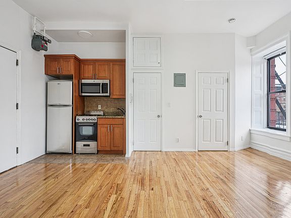 4th image of 66 W 77th St APT 25