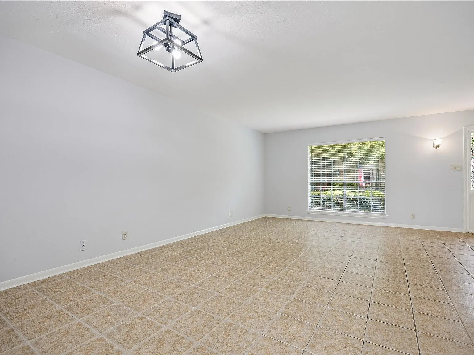 3 bed, 2.5 bath, 1872 sqft, $2,400 — Photo 2