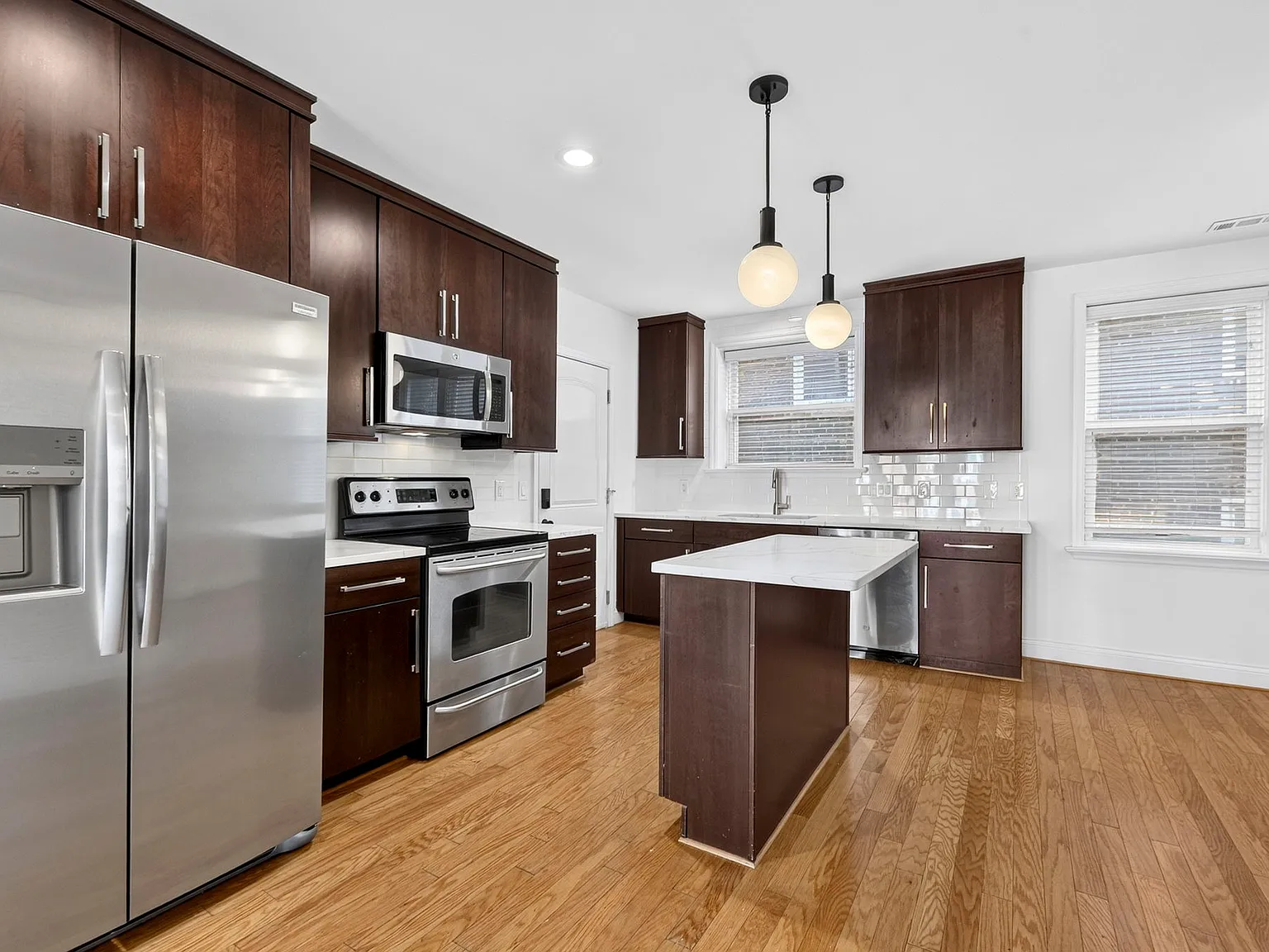 2 bed, 1200 sqft, $2,595 — Photo 2