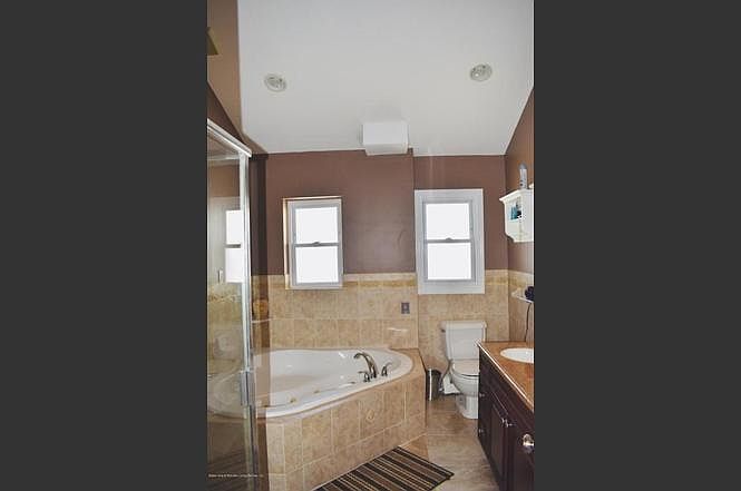 1st image of 375 Cromwell Ave