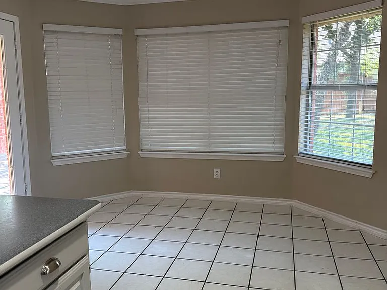 2203 Yellowstone Ln — Photo 7