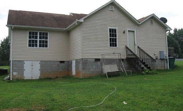 2nd image of 611 Strawberry Rd