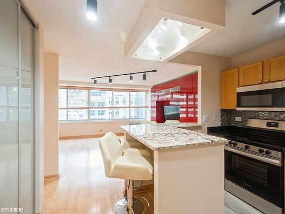 5th image of 211 E Ohio St APT 1925