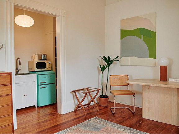 4th image of 1728 Bath St #B